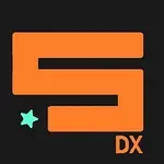 Oranžové písmeno S s modrou hvězdou vlevo dole a nápisem DX na černém pozadí