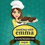 Žena s kuchařskou čepicí drží talíř s čokoládovými dortíky před nápisem cooking with emma na tyrkysovém pozadí