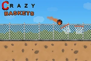 Basketbalový míč letící do koše přes plot na pozadí modré oblohy