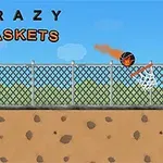 Basketbalový míč letící do koše přes plot na pozadí modré oblohy