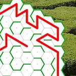 Bílé šestiúhelníky lemované zelenými čarami s červenou klikatou čarou přes ně, na pozadí zeleného labyrintu