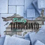 Červené pracovní rukavice a černé kladivo na dlažebních kostkách s cihlami a textem Daily Tairupeinto na pozadí