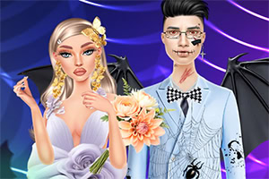 Blondýna v bílých šatech s květinou ve vlasech drží svatební kytici a stojí vedle muže s brýlemi v bílém obleku s černými netopýřími křídly na fialovém pozadí