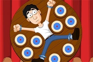 Dart Wheel Muž přivázaný ke dřevěnému otočnému kolu obklopenému terči