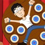 Dart Wheel Muž přivázaný ke dřevěnému otočnému kolu obklopenému terči