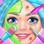 Žena s modrým ručníkem na hlavě má obličej pokrytý zelenou maskou a nástroji na úpravu pleti, obklopená růžovým pozadím