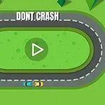 Dva malé auta jedou po oválné závodní dráze s nápisem DONT CRASH nahoře