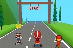 Tři kreslené postavy na motokárách na startu závodní dráhy s lesem v pozadí
