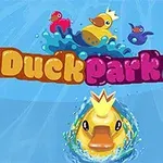 Barevné gumové kačenky na vodní skluzavce a nápis DuckPark