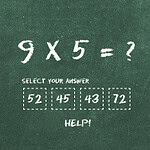 Výpočet 9 x 5 na zelené tabuli se čtyřmi možnostmi odpovědí: 52, 45, 43, 72