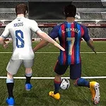 Dva fotbalisté s čísly na dresech běží za míčem na stadionu