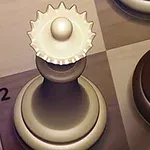 Bílá a černá šachová figurka na šachovnici