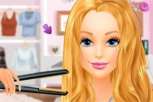 Dívka s blond vlasy stylizovanými žehličkou na vlasy v pokoji s police plnými oblečení v pozadí
