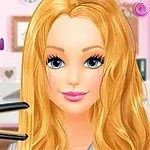 Dívka s blond vlasy stylizovanými žehličkou na vlasy v pokoji s police plnými oblečení v pozadí