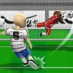 Hráč v bílém dresu kope penaltu na brankáře v červeném dresu