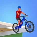 Dva cyklisté v barevných trikách a modrých přilbách jedou na modrých horských kolech po úzkém mostě na modré obloze