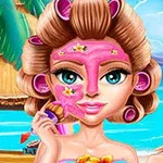 Dívka u moře s natáčkami ve vlasech a růžovou pleťovou maskou