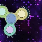 Barevný trojramenný fidget spinner ve tvaru ozubených kol na fialovém pozadí s bokeh efektem