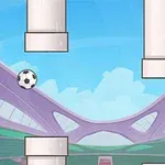 Fotbalový míč se pohybuje mezi řadou vodorovných bílých trubek na pozadí moderního stadionu a modré oblohy