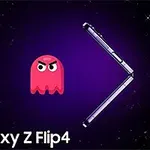 Růžová postavička na tmavě fialovém pozadí vedle rozevřeného telefonu Samsung Galaxy Z Flip4 s logem v levém dolním rohu