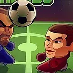 Dva animované postavy s různými účesy a výrazy tváře jsou na fotbalovém hřišti s velkým míčem mezi nimi