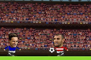 Dva karikaturní fotbalisté s velkými hlavami na hřišti s tribunou plnou diváků v pozadí
