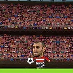 Dva karikaturní fotbalisté s velkými hlavami na hřišti s tribunou plnou diváků v pozadí