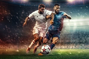 Dva fotbalisté soupeří o míč na osvětleném stadionu během deště
