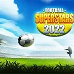 Fotbalový míč letící do branky, s brankářem natahujícím ruce a hráčem kopajícím míč na hřišti, s nápisem Football Superstars 2022 nahoře