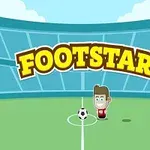 Fotbalista stojící na hřišti uprostřed stadionu se slovy Footstar nad ním