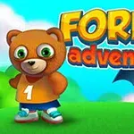 Medvěd v oranžovém tričku s číslem 1 a modrými botami stojí vedle chlupatého tvora s křídly na zelené louce pod modrou oblohou, s nápisem Forest Adventure v pozadí