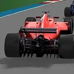 Červené závodní auto formule jede po okruhu, následované dalšími vozy
