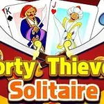 Kreslená postava krále a kluka na hracích kartách s textem Forty Thieves Solitaire a dekorativními prvky kolem