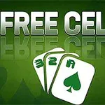 Text FREE CELL na zeleném pozadí s třemi hracími kartami zobrazujícími čísla 2, 3 a eso s obrázkem zeleného pikového listu
