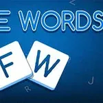 Modrá grafika s nápisem FREE WORDS a dvěma dlaždicemi s písmeny F a W