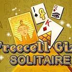 Karty s egyptskými motivy a nápis Freecell Giza Solitaire na zlatém pozadí