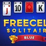 Název Freecell Solitaire Blue s hracími kartami a zlatým pohárem na modrém pozadí