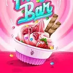 Barevný pohár se zmrzlinou s malinami, jahodami a oplatkami na růžovém pozadí