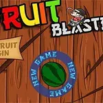Barevný nápis Fruit Blaster na dřevěném pozadí s obrázkem bojovníka a melounem uprostřed obklopeným kruhem s textem New Game