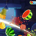 Ovoce jako ananas, meloun a granátové jablko je rozříznuto světelným mečem na tmavomodrém pozadí s počítadlem bodů v rohu