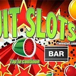Barevný obrázek s nápisem FRUIT SLOTS obklopený ovocem, jako je meloun, zvonek a nápis BAR, vše na červeném pozadí s hvězdami