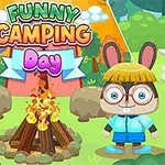 Dva kreslené zvířecí postavičky stojí před táborovým ohněm v lese, vedle nápisu Funny Camping Day