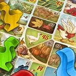 Barevné figurky ve tvaru husí na hrací desce s čísly a ilustracemi přírody