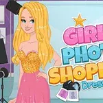 Dívka s dlouhými blond vlasy v šatech stojí před nápisem Girls Photo Shopping DressUp s fotografickým vybavením na pozadí