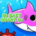 Růžový kreslený žralok plave ve vodě s bublinami kolem a červenými překážkami, text Go BABY SHARK Go vlevo