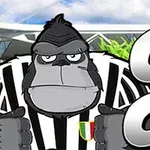Kreslená gorila v černobílém pruhovaném dresu na stadionu