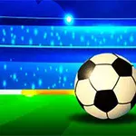 Fotbalové hřiště s brankou a dvěma fotbalovými míči, v pozadí zářící modré světlo stadionu