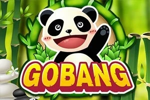Kreslená panda mávající tlapkou před pozadím s bambusem a bílými kameny, s nápisem GOBANG vpředu