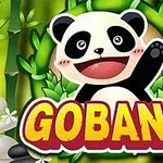 Kreslená panda mávající tlapkou před pozadím s bambusem a bílými kameny, s nápisem GOBANG vpředu