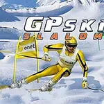 Lyžař v žluté kombinéze sjíždí zasněžený svah mezi brankami na pozadí zasněžených hor s nápisem GP Ski Slalom